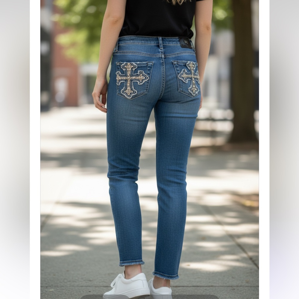 Miss Me Signature Capri Jeans Size 26 Embellished‎ Cross Pockets